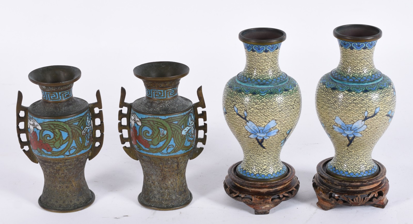 Dois pares de vasos de cloisonné, sendo um par com bases de madeira. - foto 3 de 5
