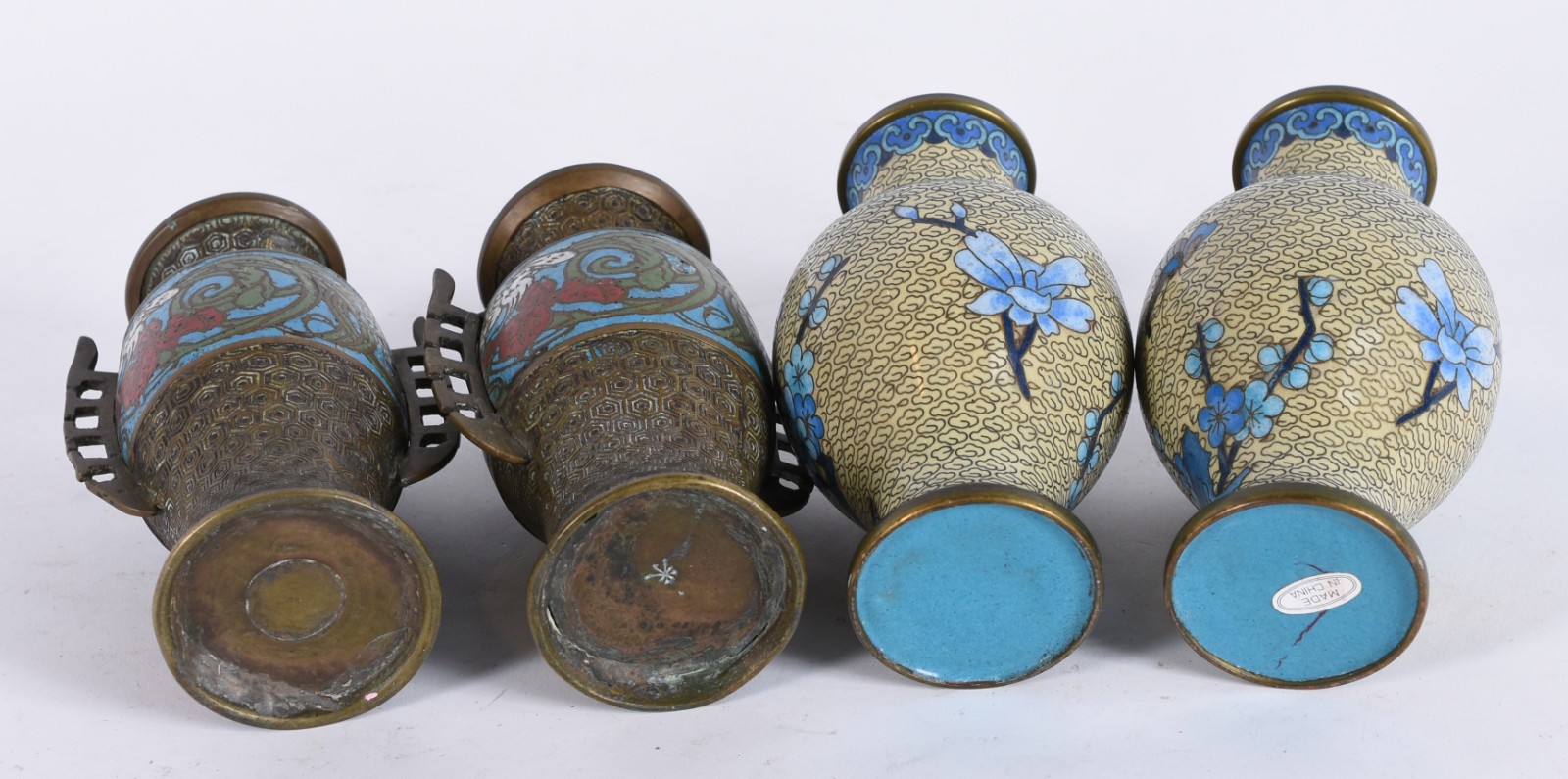 Dois pares de vasos de cloisonné, sendo um par com bases de madeira. - foto 4 de 5
