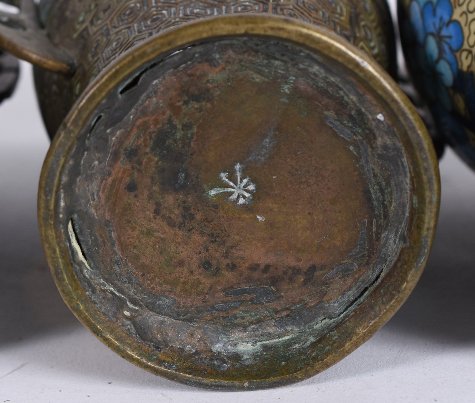 Dois pares de vasos de cloisonné, sendo um par com bases de madeira. - foto 5 de 5