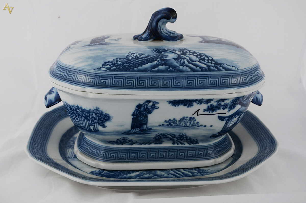 Sopeira (Alt. 23 cm) com presentoir (med. 39 x 31) em porcelana Vista...