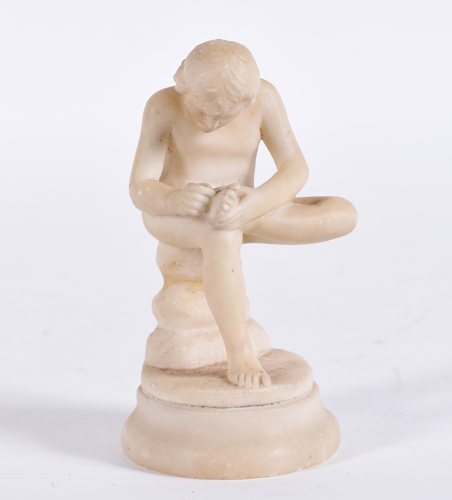 Escultura em alabastro representando menino de perna cruzada. - foto 1 de 5