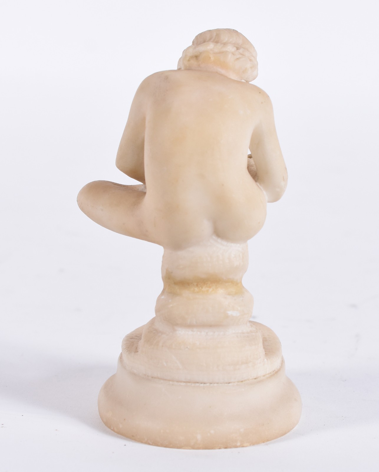 Escultura em alabastro representando menino de perna cruzada. - foto 4 de 5
