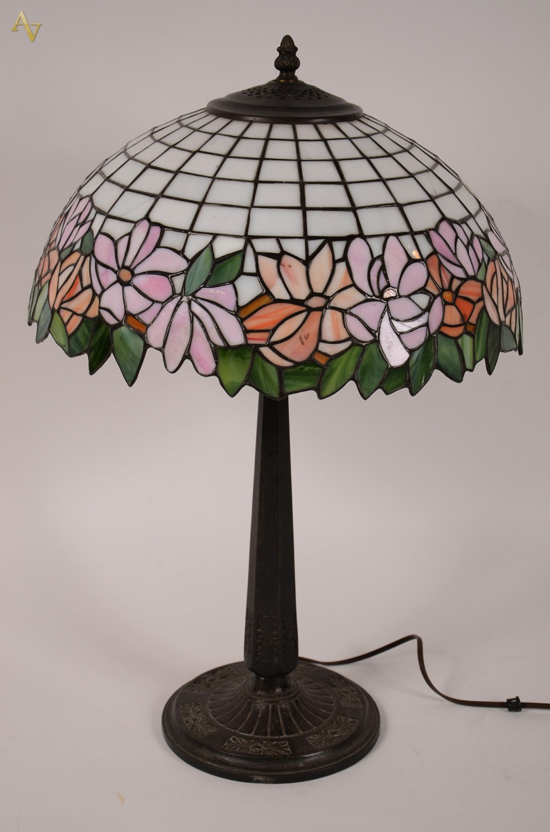 Abajour estilo Tiffanys com base de metal e cúpula em placas de vidro...