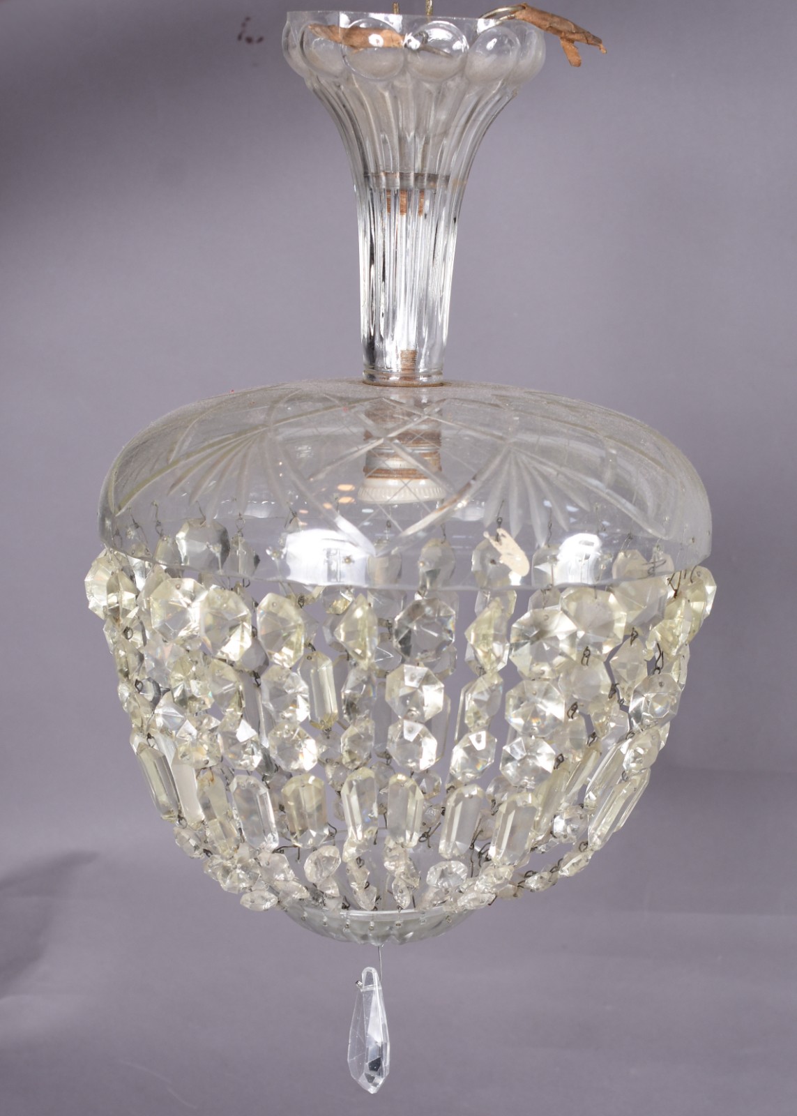 Pequeno lustre de cristal com pingentes lapidados. - foto 1 de 3