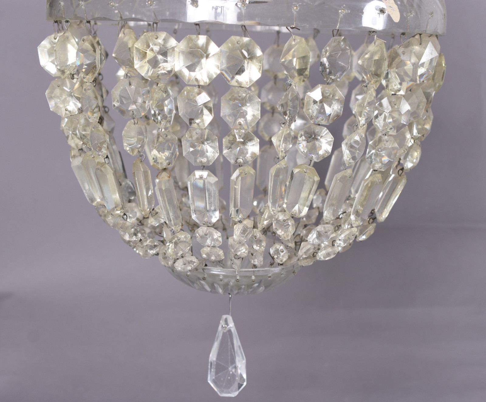 Pequeno lustre de cristal com pingentes lapidados. - foto 2 de 3