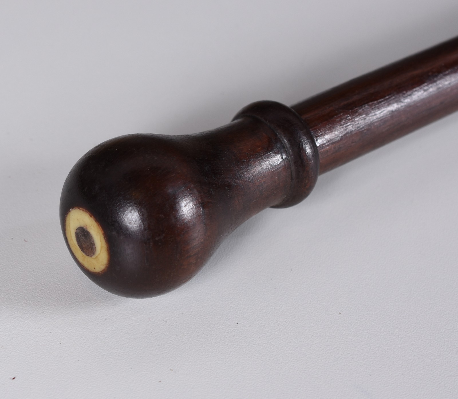 Bengala de madeira nobre, castão com detalhe em osso. - foto 1 de 2