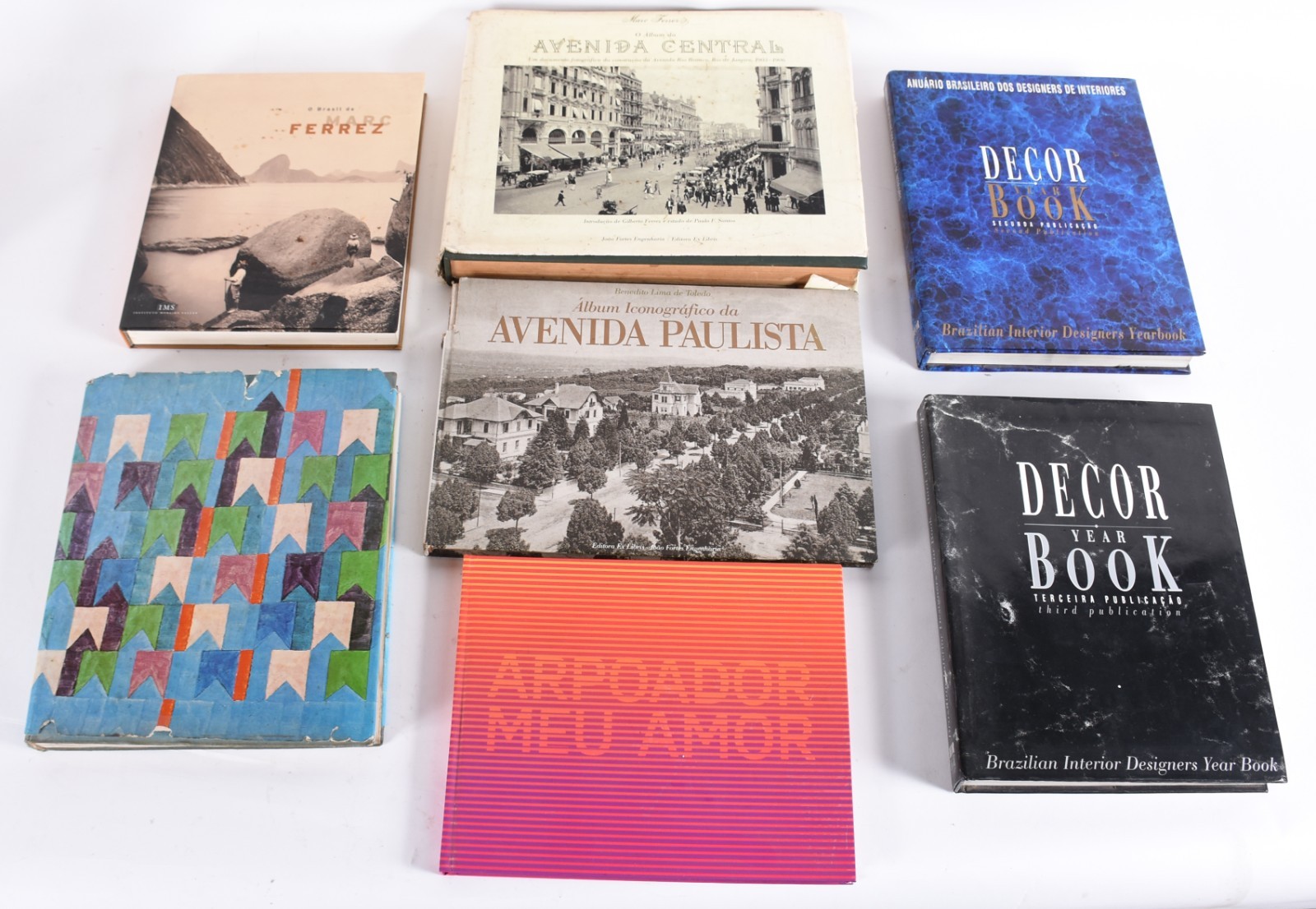 Sete livros sendo: Livros diversos: A)Decor Year Book - B) Decor Year... - foto 1 de 6