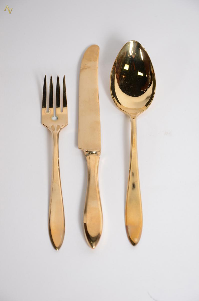 Faqueiro em metal dourado (VERMEIL), composto de: 24 garfos, 24 facas... - foto 3 de 3