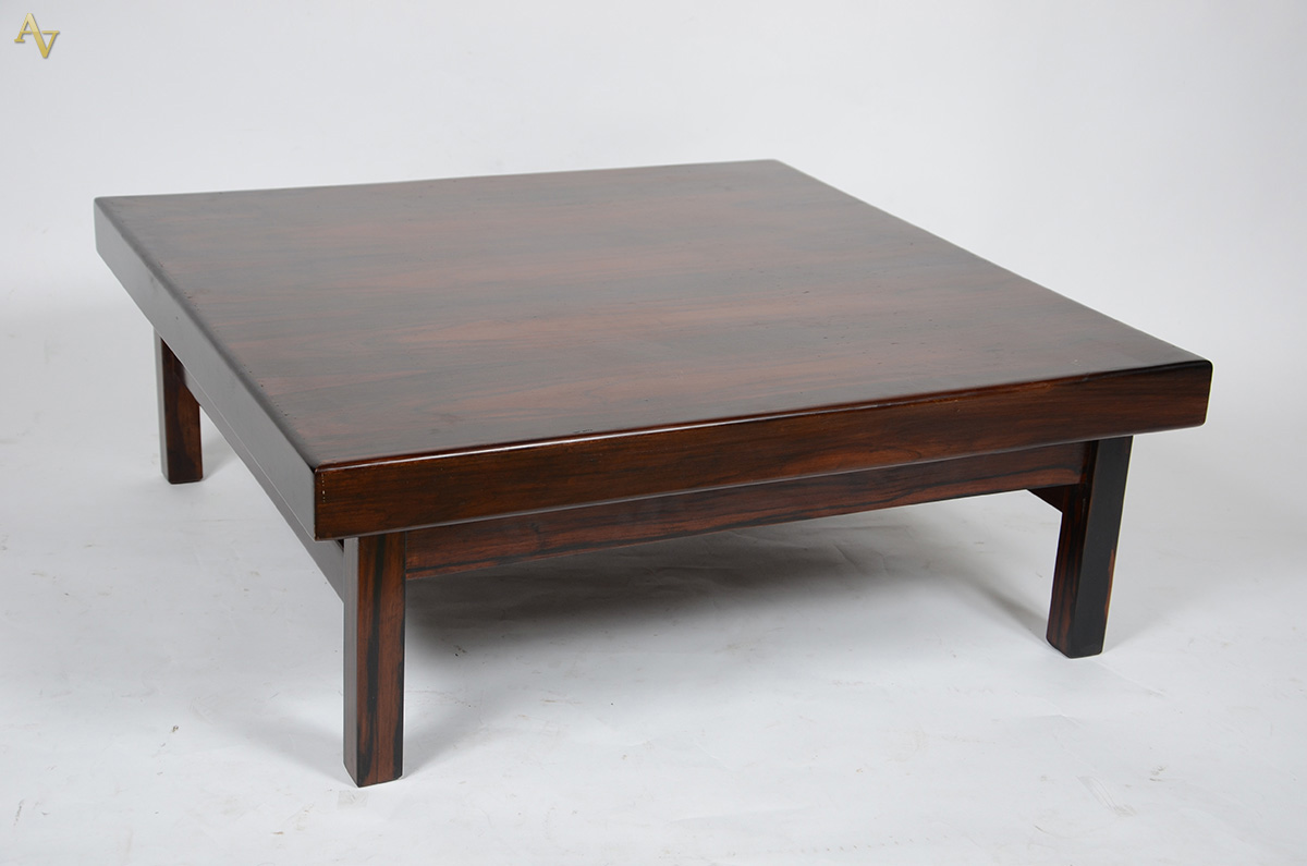 Mesa baixa em jacarandá p/ frente de sofá - SERGIO RODRIGUES. Med. 85...