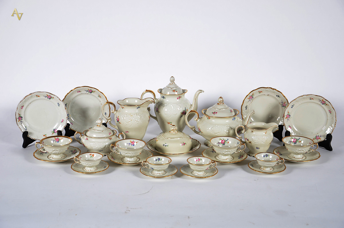 Serviço para chá e café de porcelana KPM, sendo 2 bules (1 com bico...