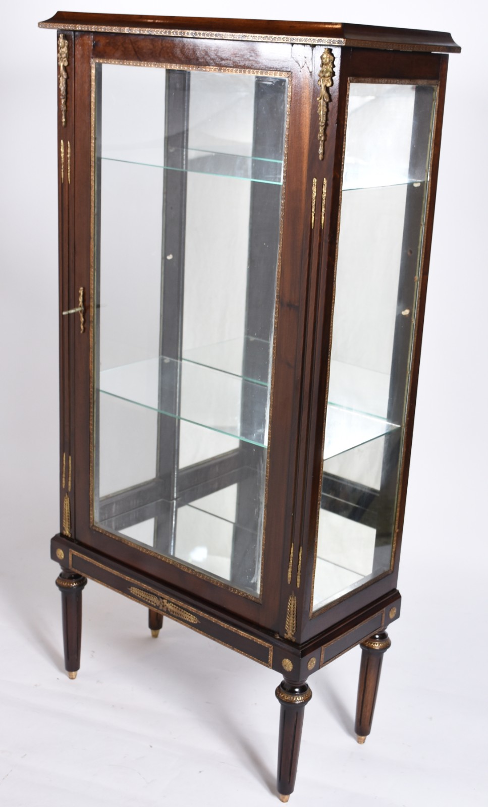 Vitrine de madeira nobre com porta e laterais de vidro, prateleiras... - foto 1 de 3