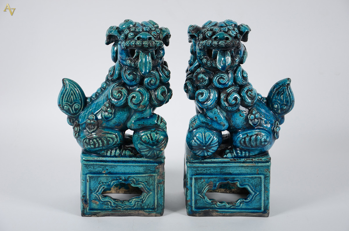 Par de Cães de Fó de cerâmica oriental ornamentada por esmalte azul...