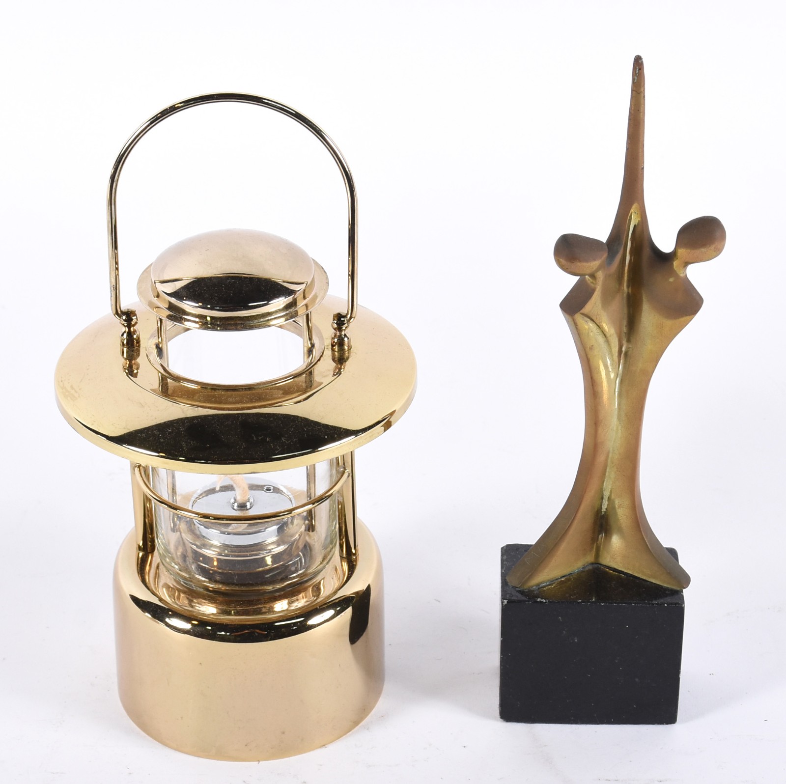 Duas peças, sendo lampião de metal dourado e escultura de bronze... - foto 1 de 4