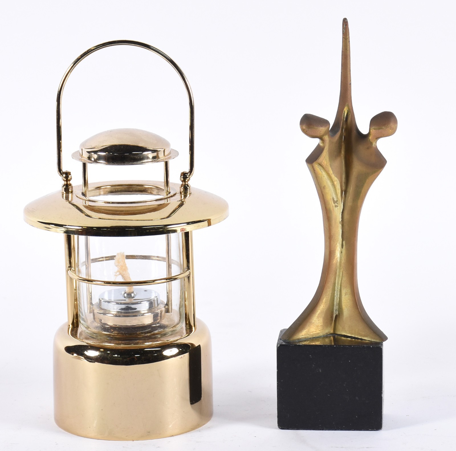Duas peças, sendo lampião de metal dourado e escultura de bronze... - foto 2 de 4