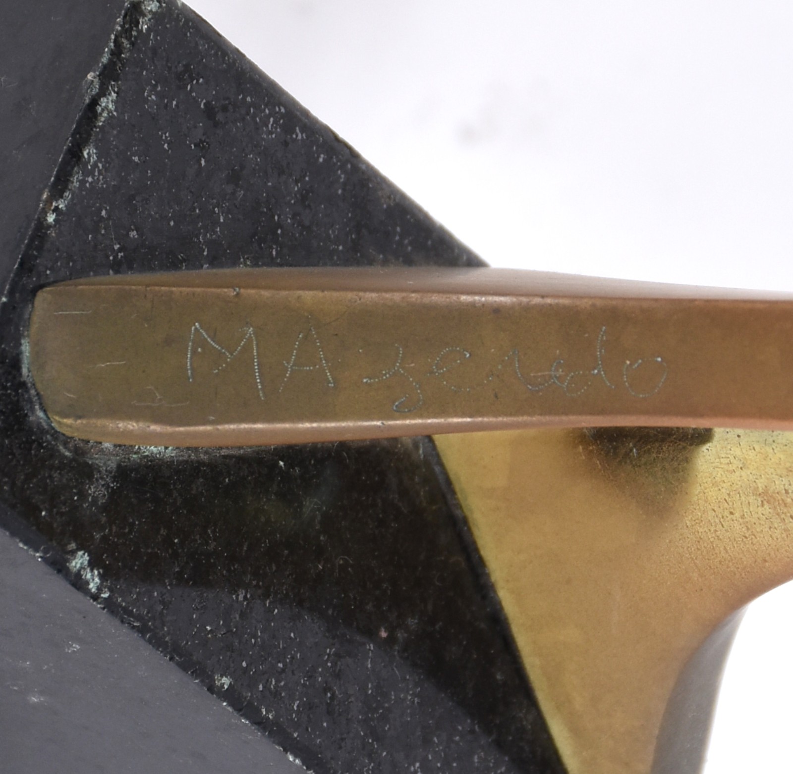 Duas peças, sendo lampião de metal dourado e escultura de bronze... - foto 3 de 4