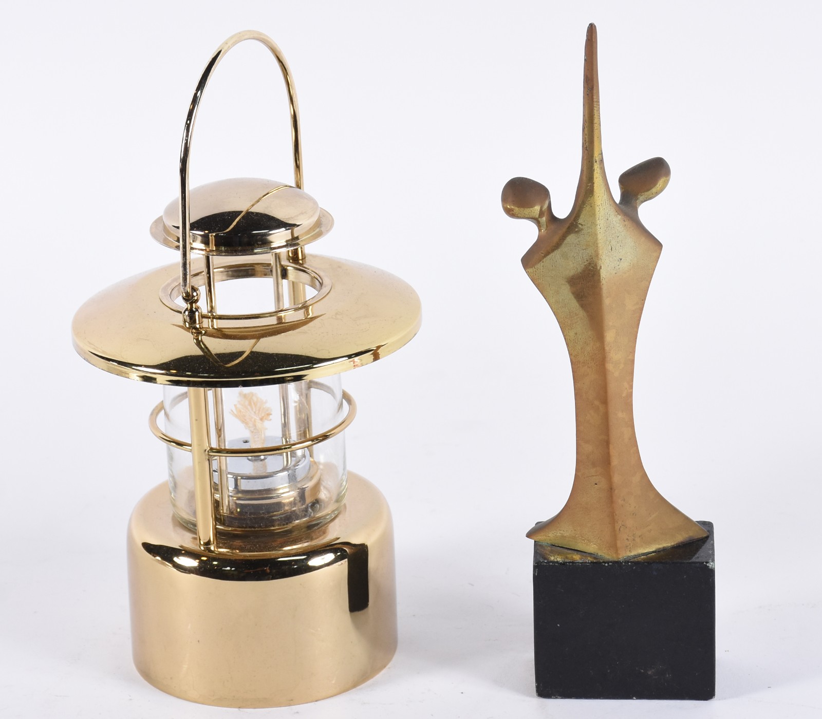Duas peças, sendo lampião de metal dourado e escultura de bronze... - foto 4 de 4