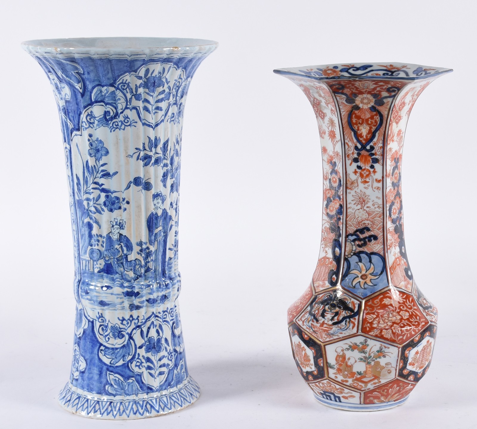 Dois vasos de porcelana oriental, sendo um Imari feitio hexagonal... - foto 1 de 8