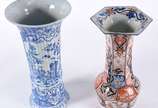 Dois vasos de porcelana oriental, sendo um Imar... - Dois vasos de porcelana oriental, sendo um Imari feitio hexagonal assinado na base e outro cilíndrico em gomos decorado com paisagem, figuras e ...