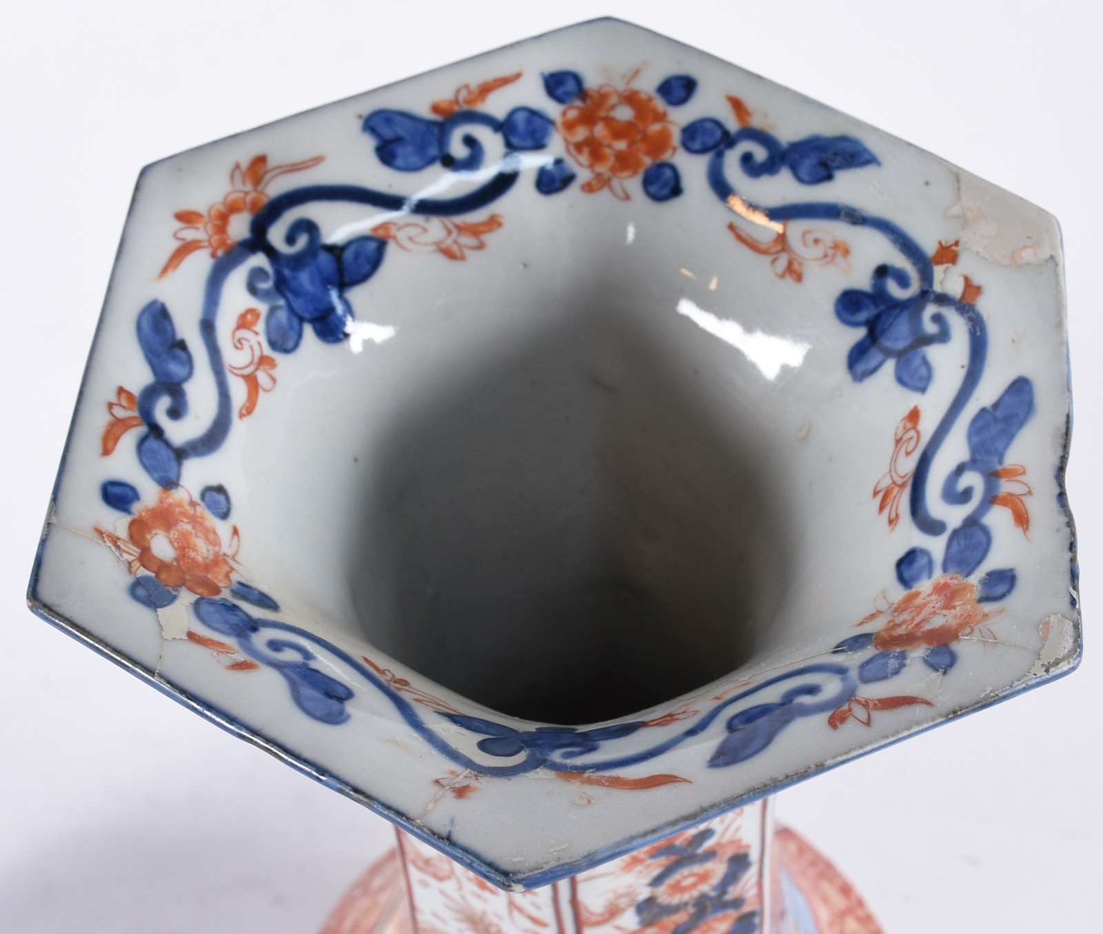 Dois vasos de porcelana oriental, sendo um Imari feitio hexagonal... - foto 3 de 8