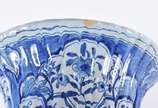Dois vasos de porcelana oriental, sendo um Imar... - Dois vasos de porcelana oriental, sendo um Imari feitio hexagonal assinado na base e outro cilíndrico em gomos decorado com paisagem, figuras e ...