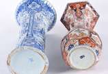 Dois vasos de porcelana oriental, sendo um Imar... - Dois vasos de porcelana oriental, sendo um Imari feitio hexagonal assinado na base e outro cilíndrico em gomos decorado com paisagem, figuras e ...