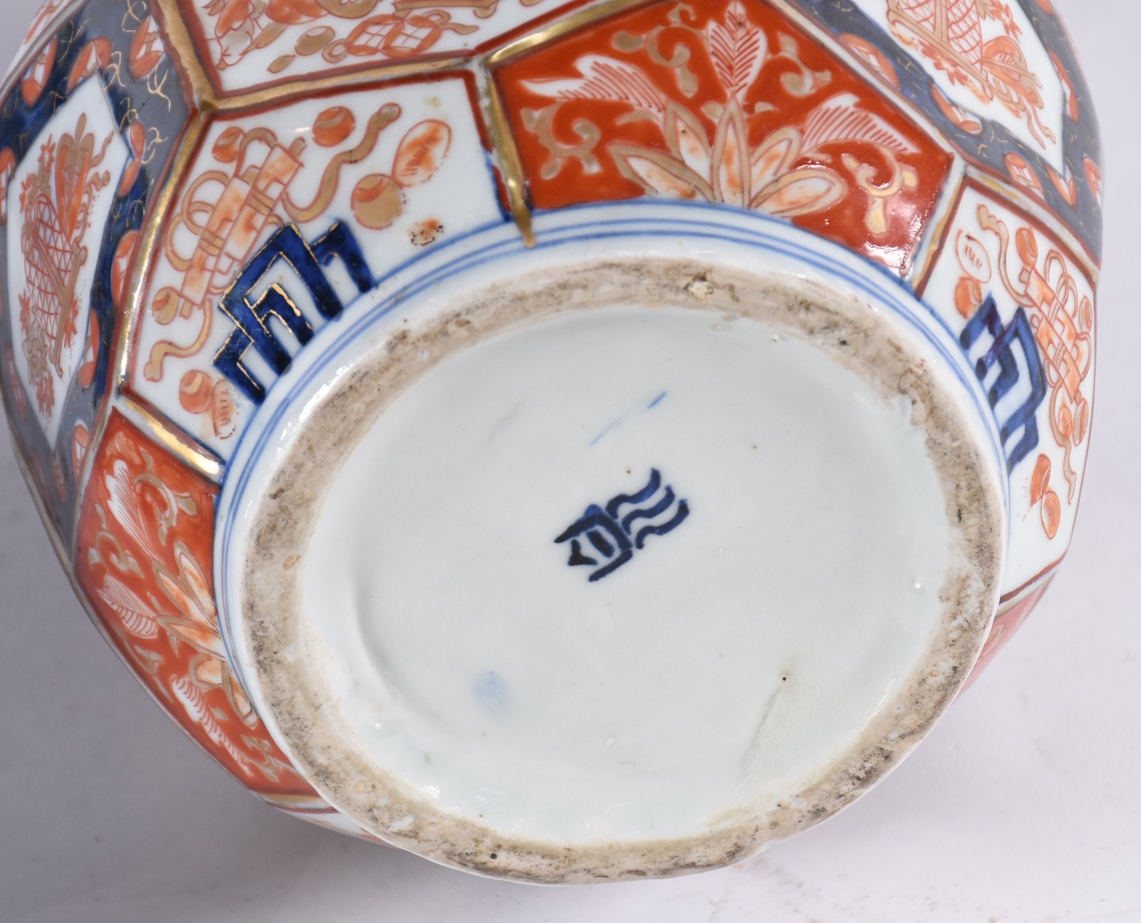 Dois vasos de porcelana oriental, sendo um Imari feitio hexagonal... - foto 7 de 8