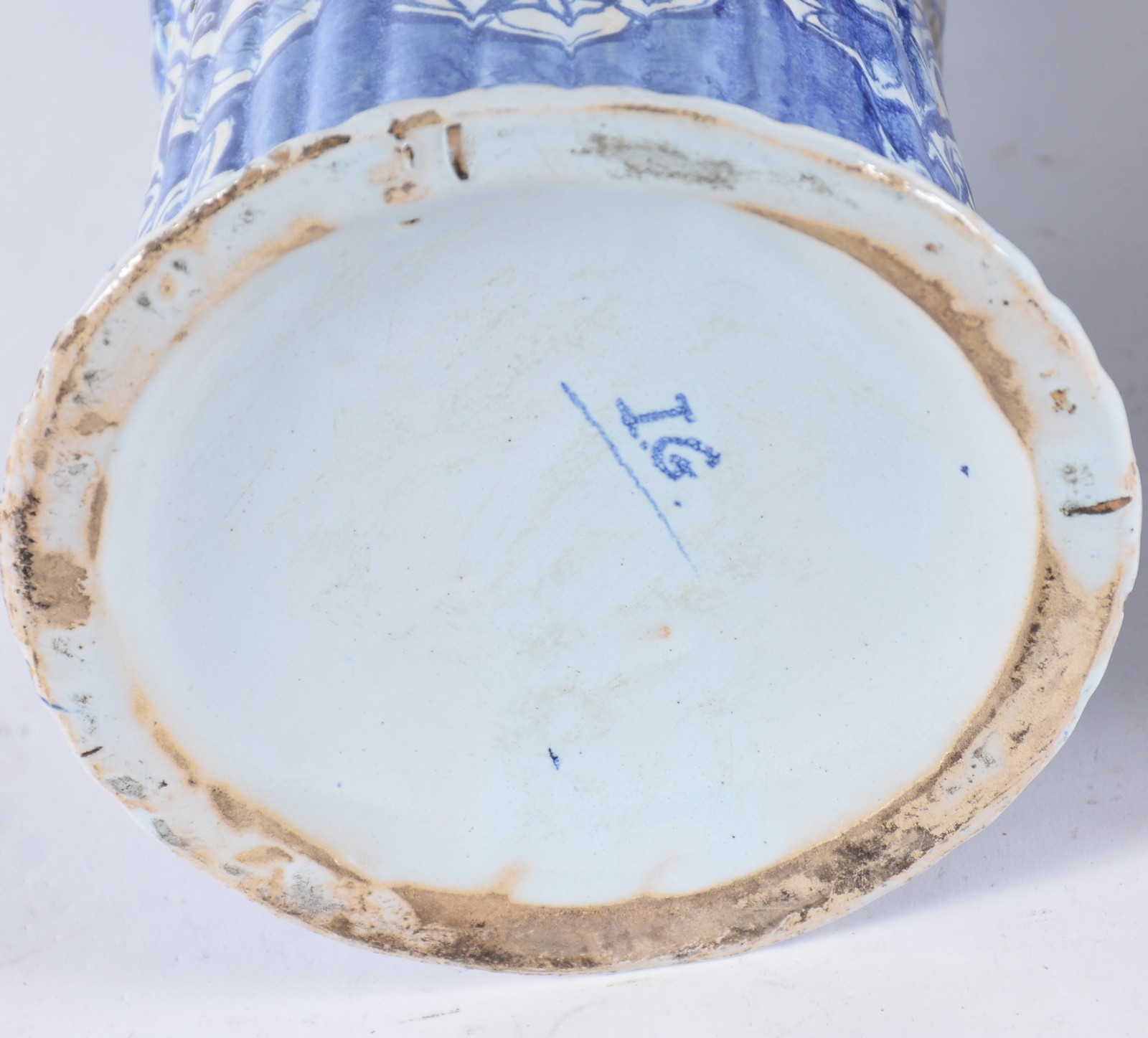 Dois vasos de porcelana oriental, sendo um Imari feitio hexagonal... - foto 8 de 8