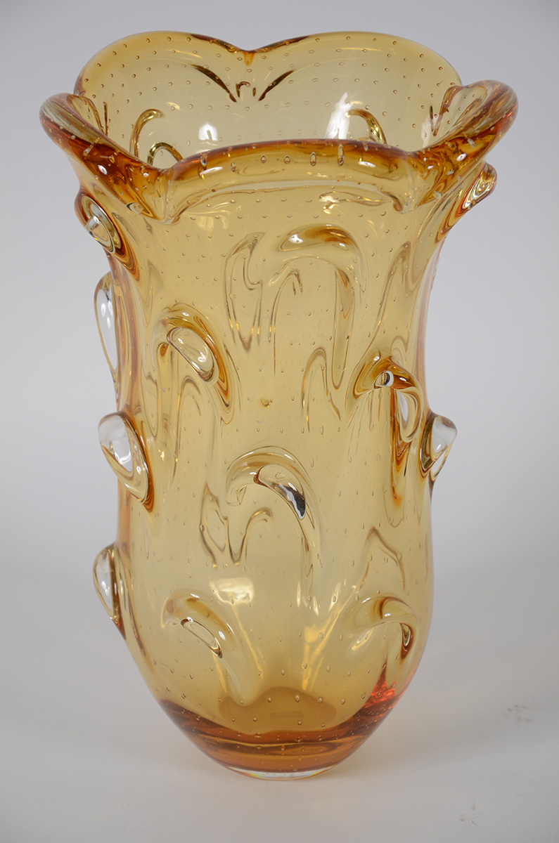 Vaso de Murano c/ aspences na cor âmbar. Alt. 40 cm, diâm. 24 cm