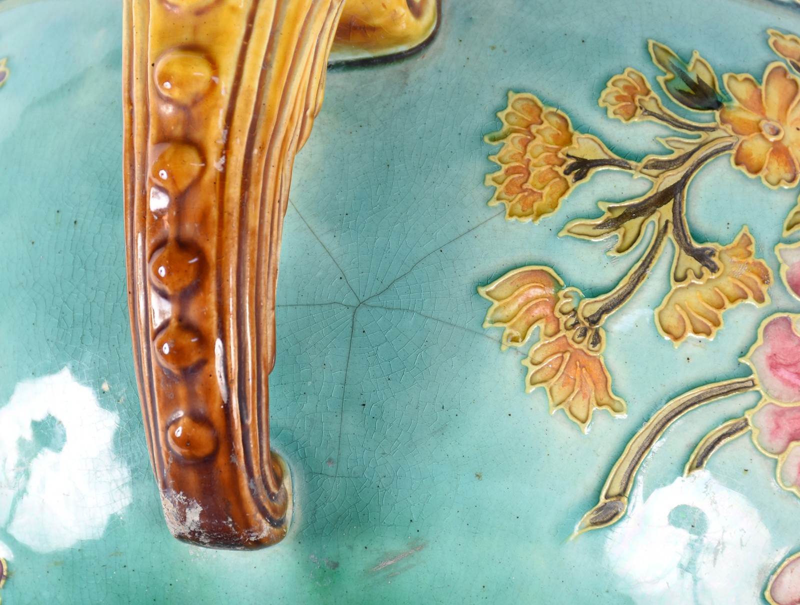 Grande cachepot Art Nouveau de faiança europeia decorado com figuras... - foto 7 de 8