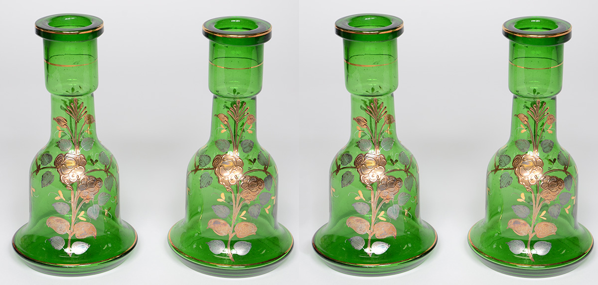 Quatro garrafas na cor verde com dourado. Alturas de 29 à 30 cm.