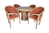 Mesa de jogo  de madeira pintada de bege com pa... - Mesa de jogo  de madeira pintada de bege com parte central forrada de feltro verde (diâm. 106 cm), acompanham 4 cadeiras com encostos arredondad...