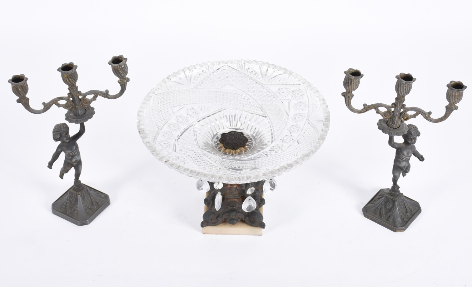 Conjunto de fruteira com base de metal e prato de cristal e par de... - foto 2 de 5