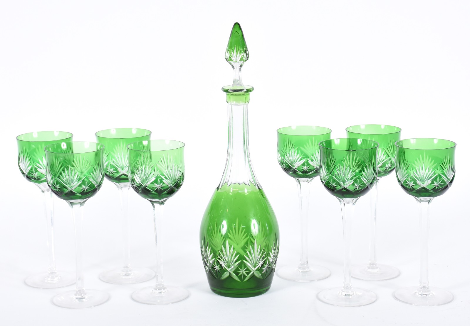 Conjunto de cristal tcheco doublé verde lapidado composto de 8 taças... - foto 1 de 5