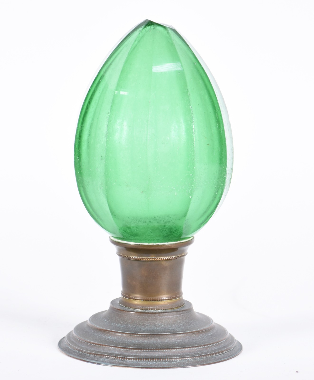 Pinha de cristal verde facetado, base metal. Lascado no topo. - foto 1 de 4