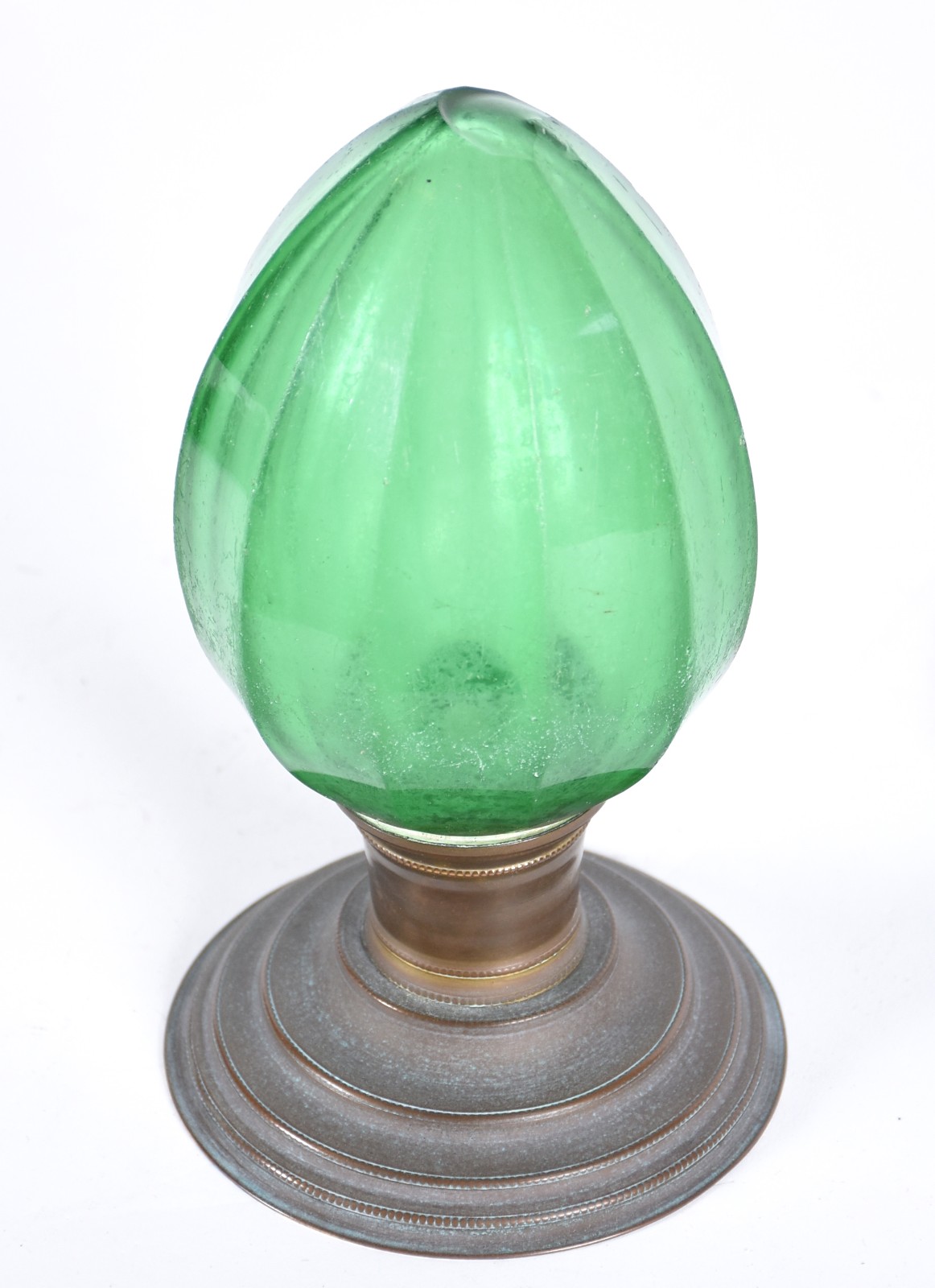 Pinha de cristal verde facetado, base metal. Lascado no topo. - foto 3 de 4