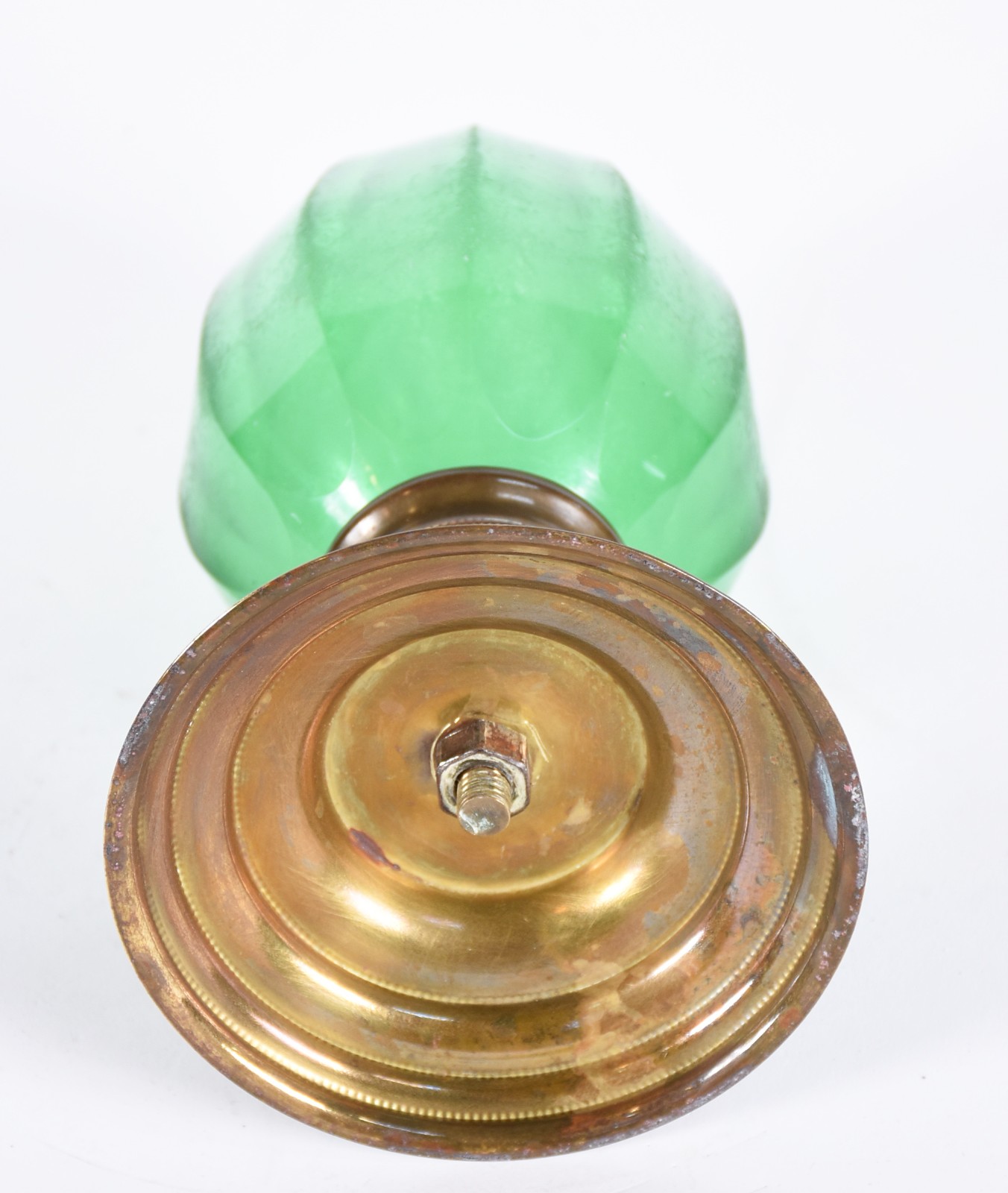 Pinha de cristal verde facetado, base metal. Lascado no topo. - foto 4 de 4