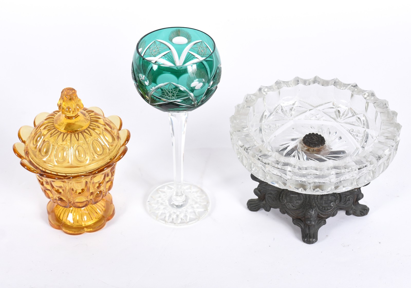 Três peças diversas de vidro/cristal, sendo bomboniere na cor amarela... - foto 2 de 7