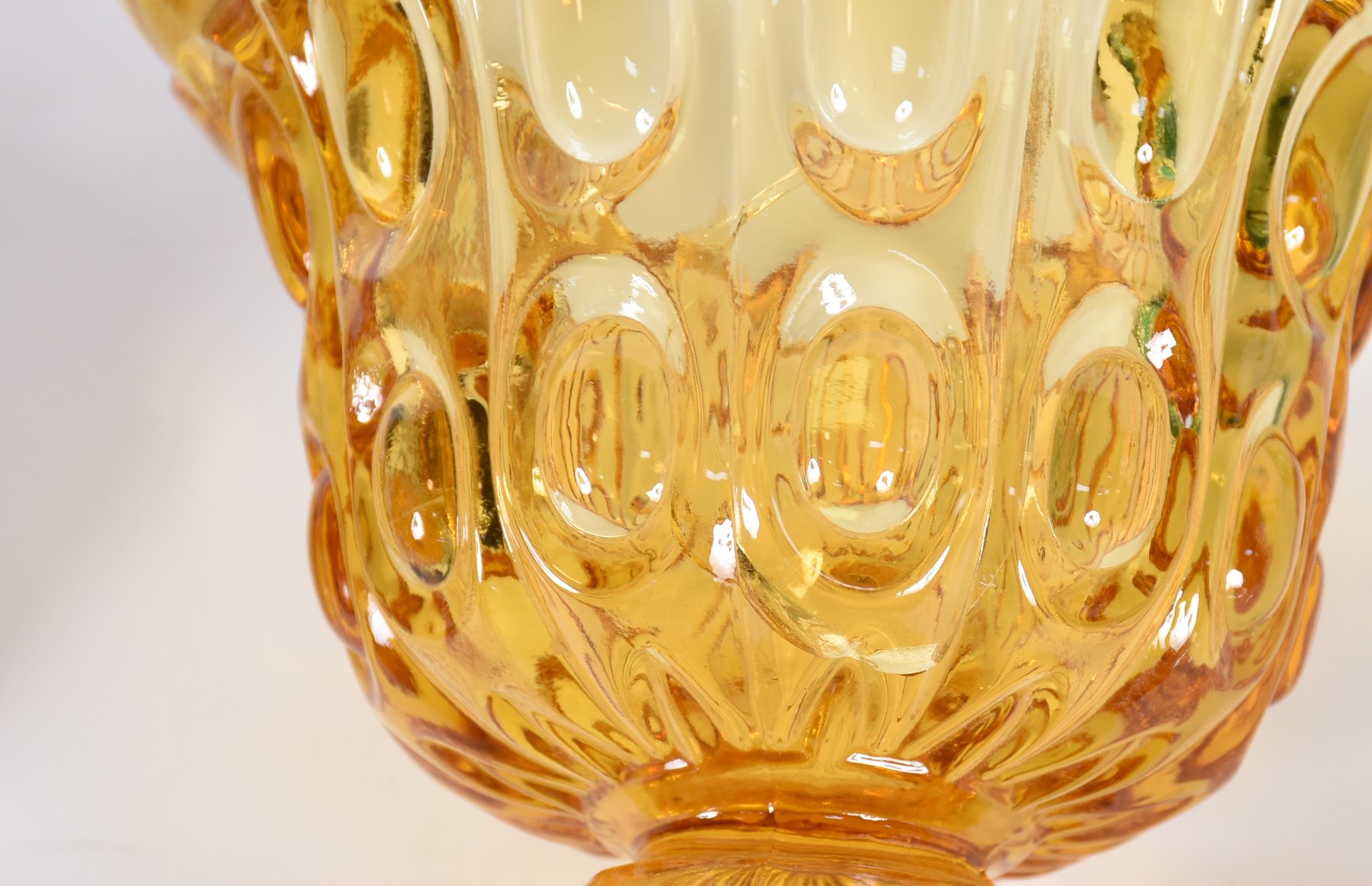 Três peças diversas de vidro/cristal, sendo bomboniere na cor amarela... - foto 4 de 7