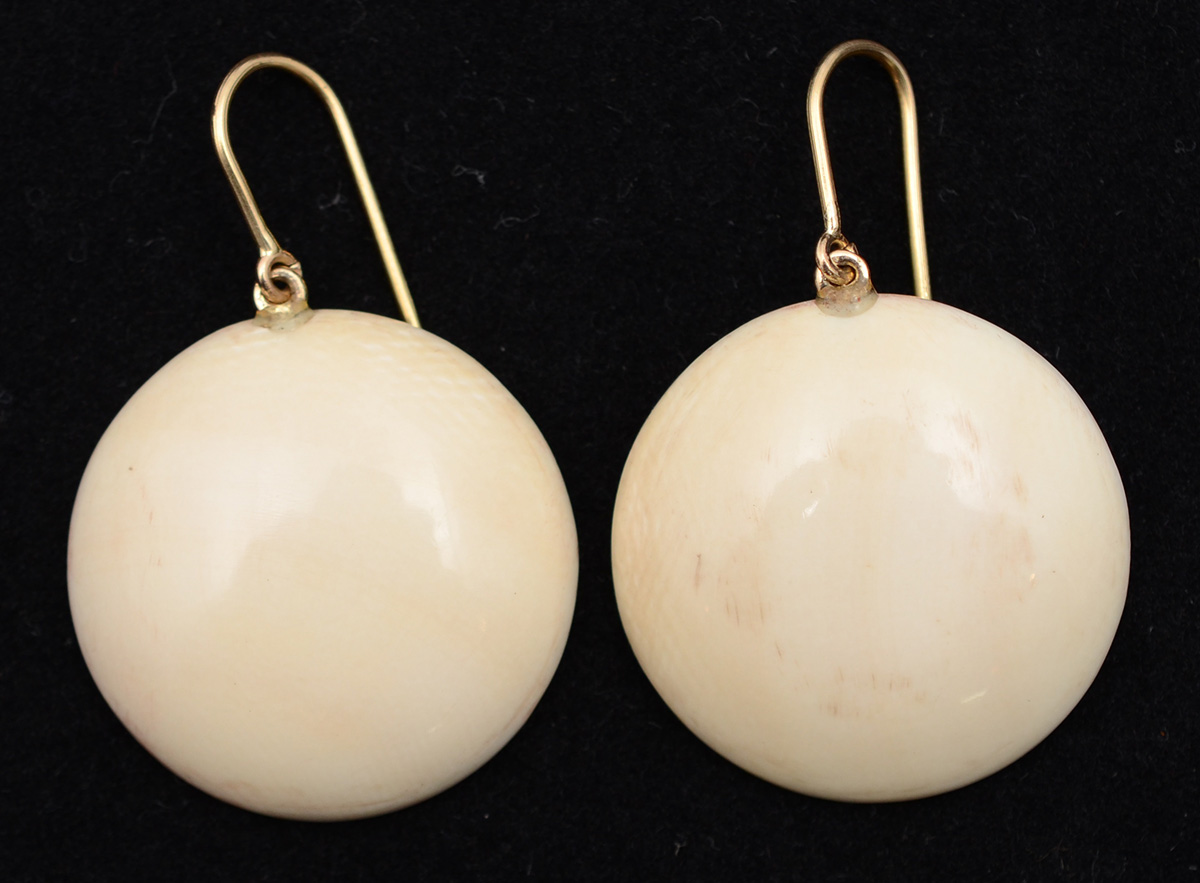 Par de brincos em cabochans de marfim e ouro 18 k nas alças.