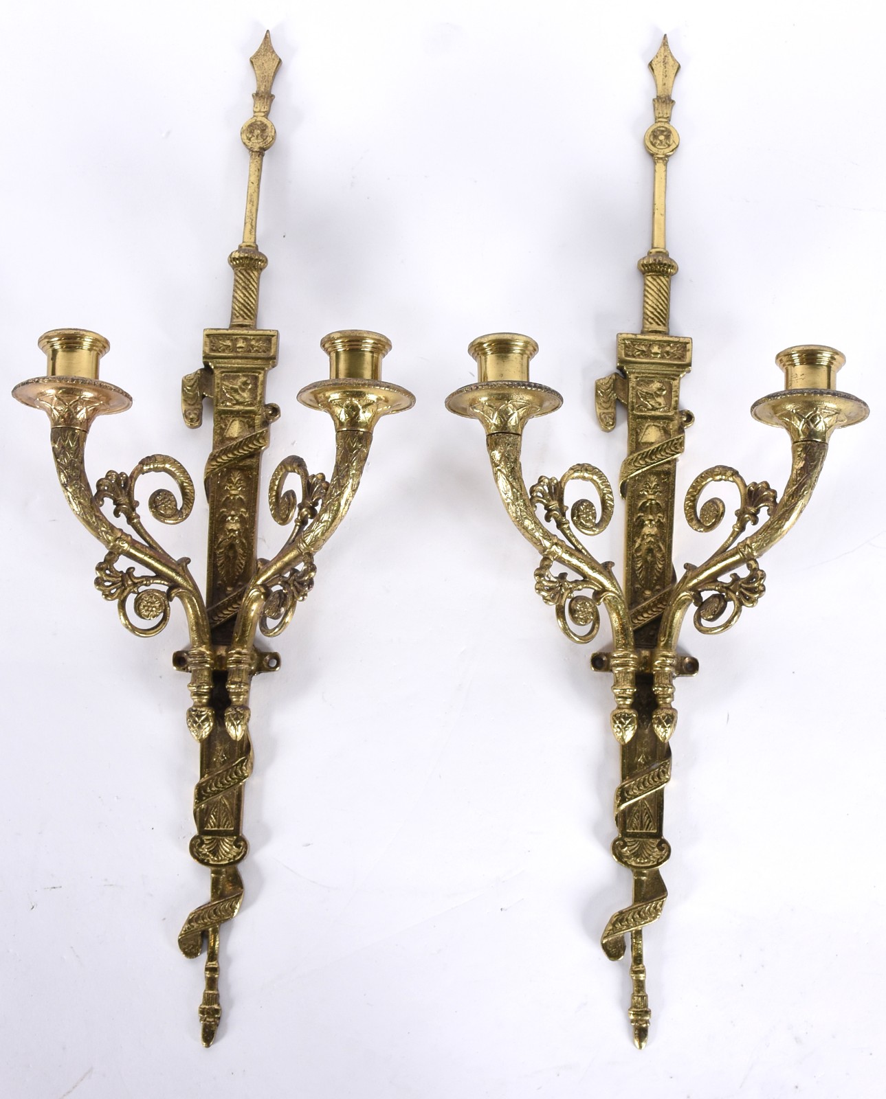 Par de apliques para 2 luzes cada de metal dourado ricamente... - foto 1 de 3