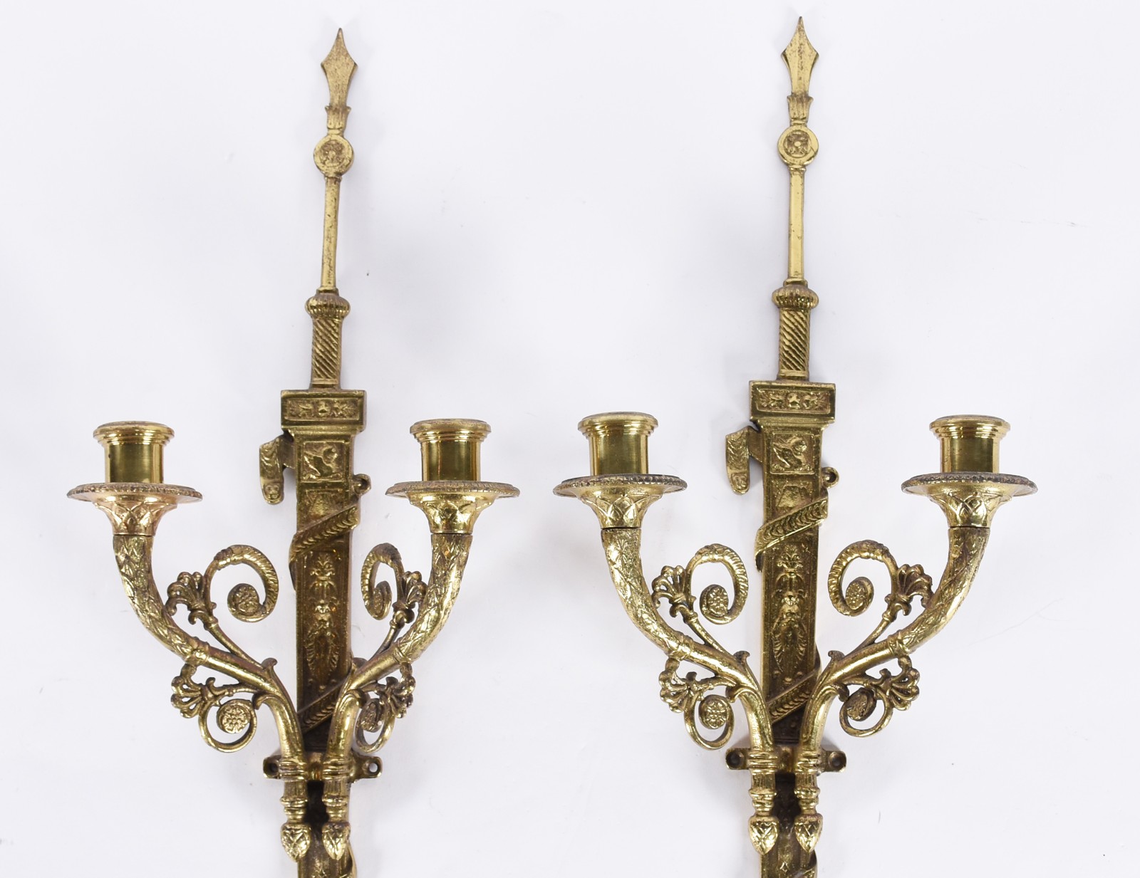 Par de apliques para 2 luzes cada de metal dourado ricamente... - foto 2 de 3