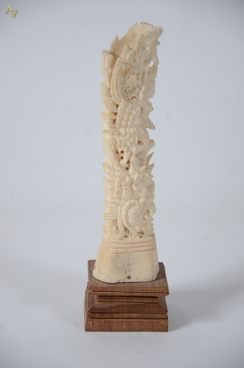 Totem em marfim. Alt. 21 cm