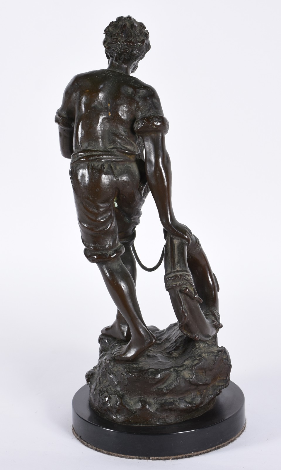 Escultura de petit bronze representando figura masculina com boia... - foto 4 de 4