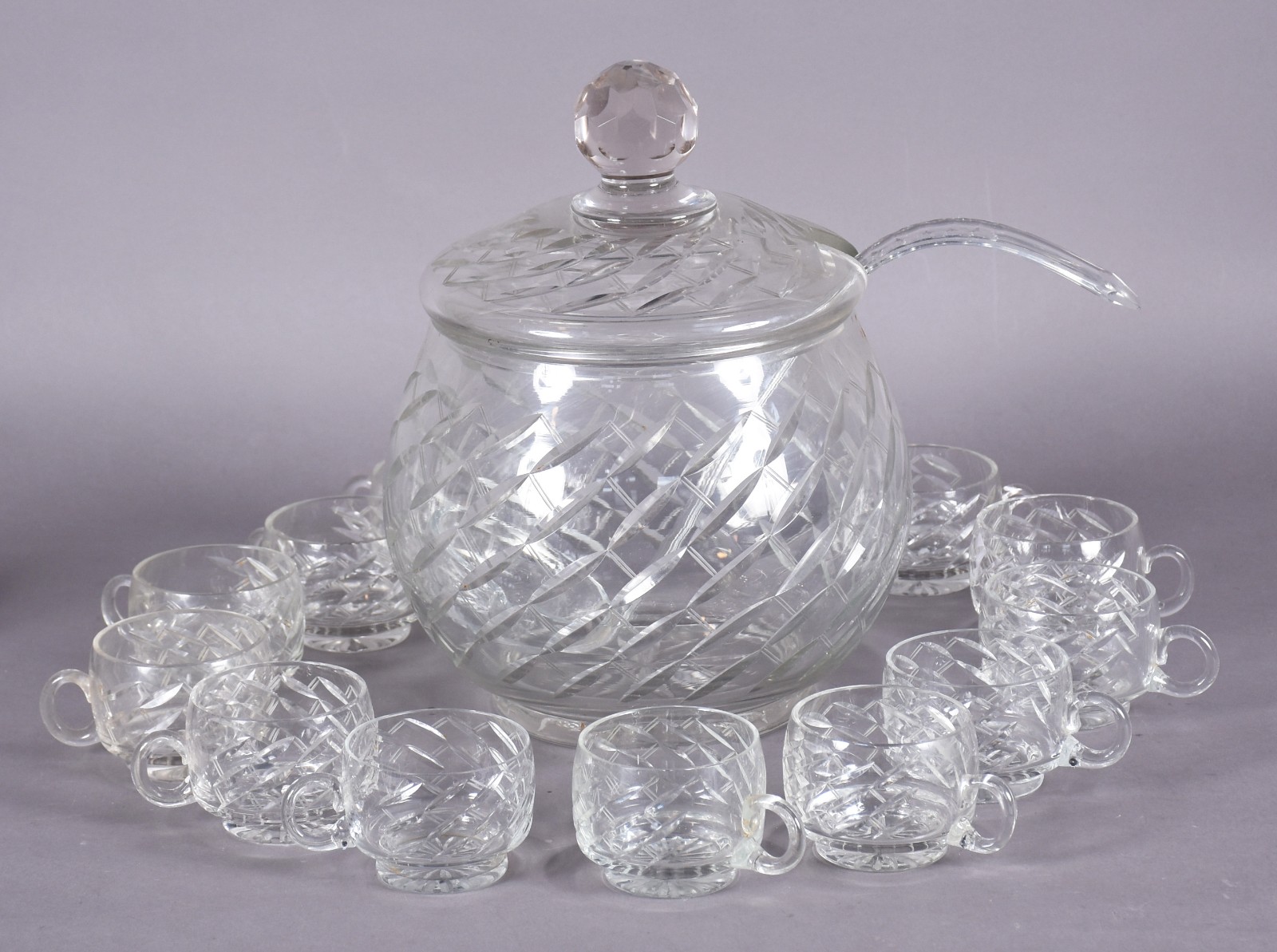 Poncheira com concha e 12 canecas de cristal lapidado. - foto 1 de 4