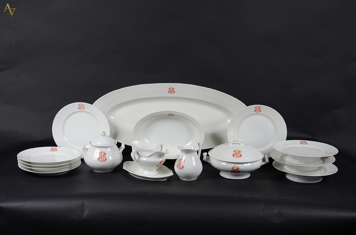 Parte de aparelho de jantar em porcelana branca de Limoges, com...
