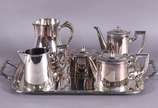 Baixela de chá e café de metal prateado Fracala... - Baixela de chá e café de metal prateado Fracalanza, composto de bandeja, jarra de água, 2 bules, leiteira e açucareiro. Total: 6 peças.