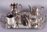 Baixela de chá e café de metal prateado Fracala... - Baixela de chá e café de metal prateado Fracalanza, composto de bandeja, jarra de água, 2 bules, leiteira e açucareiro. Total: 6 peças.