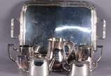 Baixela de chá e café de metal prateado Fracala... - Baixela de chá e café de metal prateado Fracalanza, composto de bandeja, jarra de água, 2 bules, leiteira e açucareiro. Total: 6 peças.