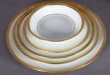 Limoges (1771),  - Serviço de jantar, chá e café de porcelana francesa de LIMOGES, Georges Boyer, na cor branca com friso dourado, incrustation Double dorure polie a l'a