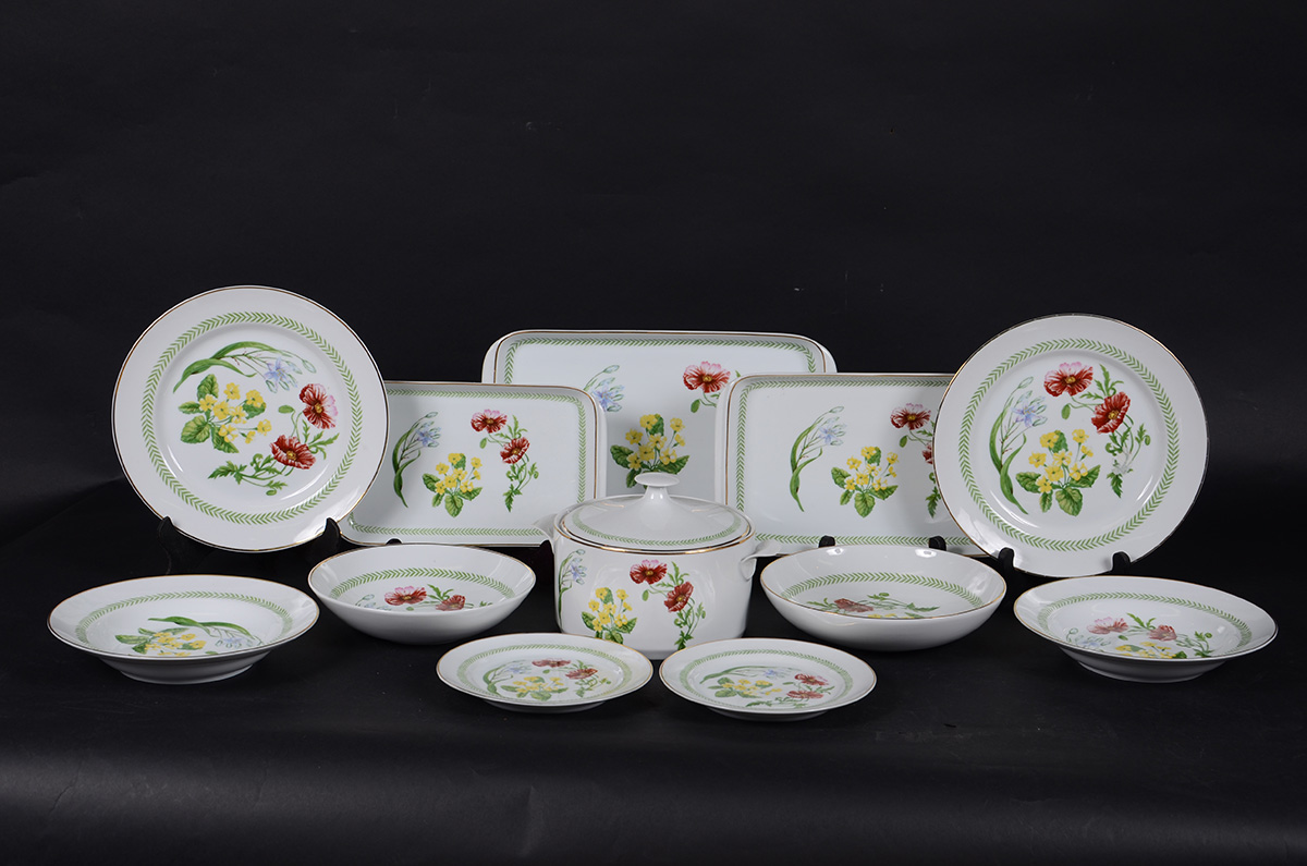 Aparelho de jantar de porcelana branca com decoração floral em...